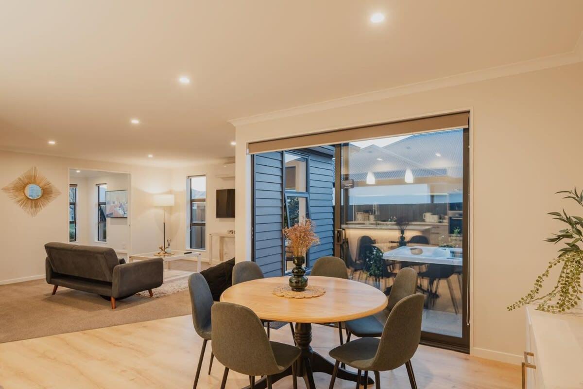 Elegant 3Br Home On Mustang Avenue Christchurch Exterior foto